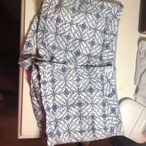 💚 2/30 SO white and blue patterned shorts